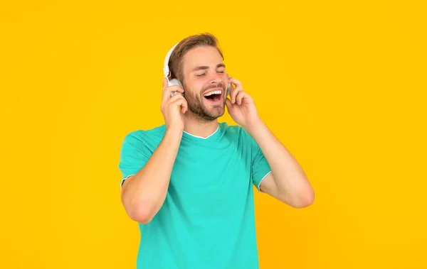 Šťastný Chlap Štětinami Poslouchat Hudbu Žlutém Pozadí Hudba — Stock fotografie