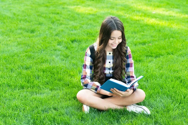 Happy Teen Girl Sit Grass Reading Book — Stockfoto