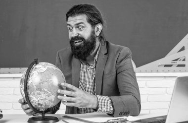 Sana bir servet kazandırır. Erkek öğrenci ders sırasında sınıfta oturur. Sınavı geç. Konuyu öğrenmek. Sakallı gülümseyen adam coğrafya dünyasına bak. Haritayı inceliyorum. gayrıresmi eğitim.