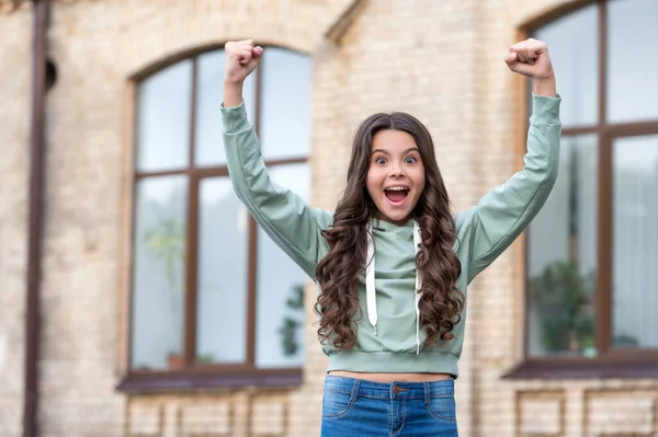 Ecstatic Happy Teenage Girl Shouting Gör Vinnaren Gest Avslappnad Stil — Stockfoto