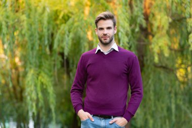 Genç, sakallı, sıradan bir adam..