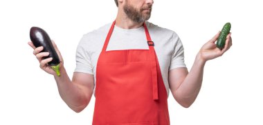 Önlüklü, sebzeli, beyaz önlüklü bir adam..