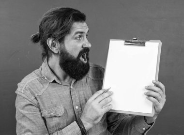 Sakallı ve bıyıklı bir adam üniversitede ya da okulda işadamı ya da öğretmen gibi görünüyor..