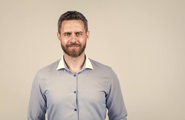 Tişörtlü, sakallı yakışıklı işadamı, fotokopi odası, iş yeri.