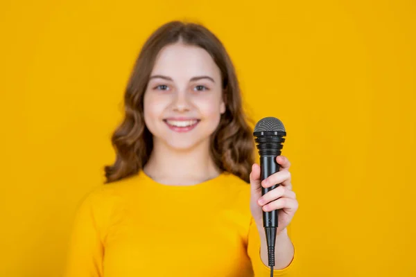 Microfone Mão Menina Adolescente Fundo Amarelo Foco Seletivo — Fotografia de Stock