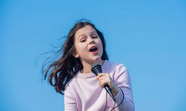 Happy Teen Girl Singing Karaoke Mic — Stock Photo, Image