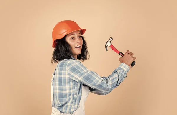 青い背景で制服を着た陽気な女性修理工 — ストック写真