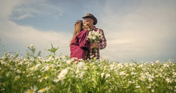 Papatya Çayı Arasında Romantik Bir Çift Aşk Romantizm Lkbahar Kırsalında — Stok fotoğraf
