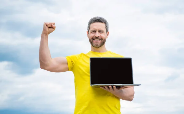 Homem Feliz Apresentando Laptop Fundo Céu Espaço Cópia — Fotografia de Stock
