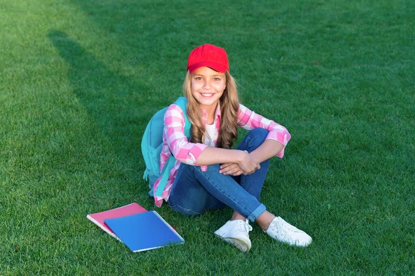 Щаслива Дівчина Підліток Сидить Траві Після Школи Освіта — стокове фото