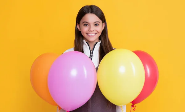 Χαμογελαστό Παιδί Κόμμα Πολύχρωμα Μπαλόνια Κίτρινο Φόντο — Φωτογραφία Αρχείου