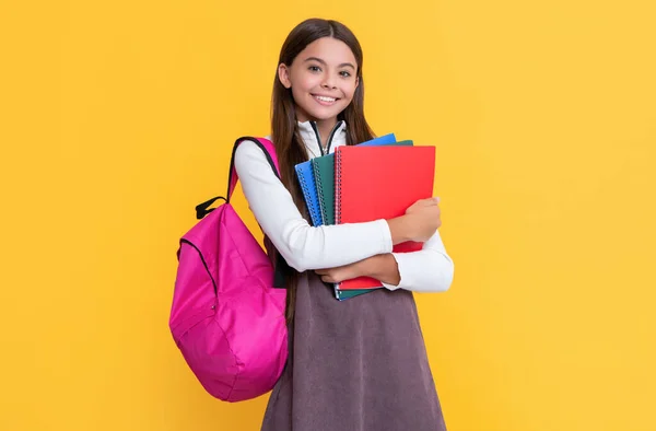 Positief Kind Met Schoolrugzak Werkboek Gele Achtergrond — Stockfoto