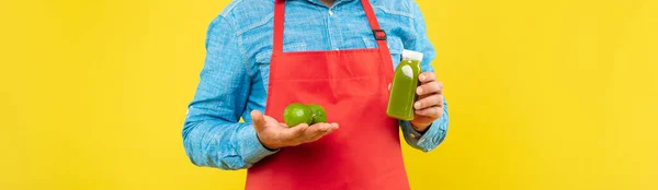Man Gewas Uitzicht Rode Schort Met Limoenen Sap Fles Gele — Stockfoto