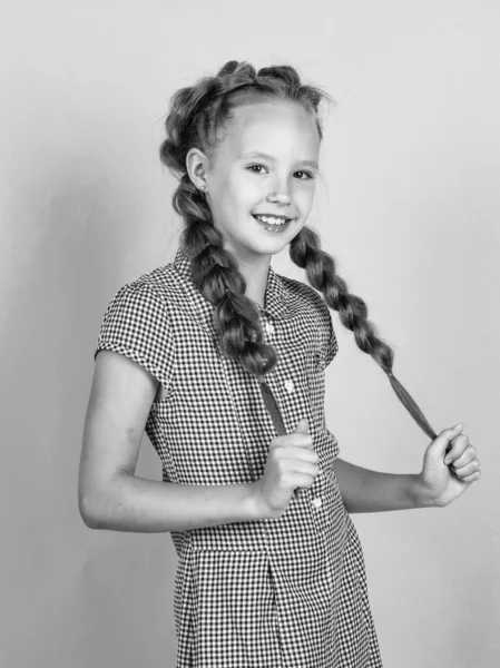 Lachend Kind Met Gevlochten Haar Kapper Mode — Stockfoto