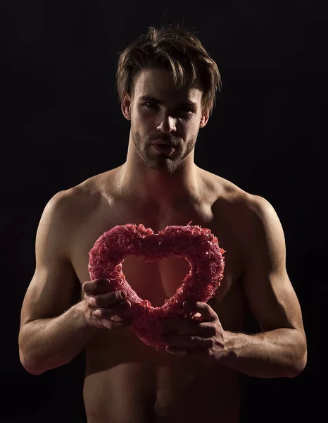 Sexy Muskulöse Macho Mann Mit Nackter Brust Halten Valentinstag Herz — Stockfoto
