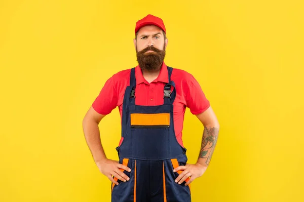 Серйозний Бородатий Чоловік Ремонтує Робочому Одязі Жовтому Тлі — стокове фото