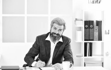 Şirketten sorumlu. CEO ve yönetici. Sakallı patron ofisinde oturuyor. Yönetici sorunları çözüyor. Görevli işadamı başarılı iş çözümleri sunuyor. İş stratejisi geliştiriliyor.