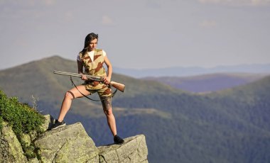 Dişi asker tüfeği. Cesur kız tehlikeli bir durum. Askeri kadın. Ordu kuvvetleri. Özgürlük için savaş. Keskin nişancı konsepti. Gözlem noktası. Kadın askeri birlikler silah taşıyorlar..