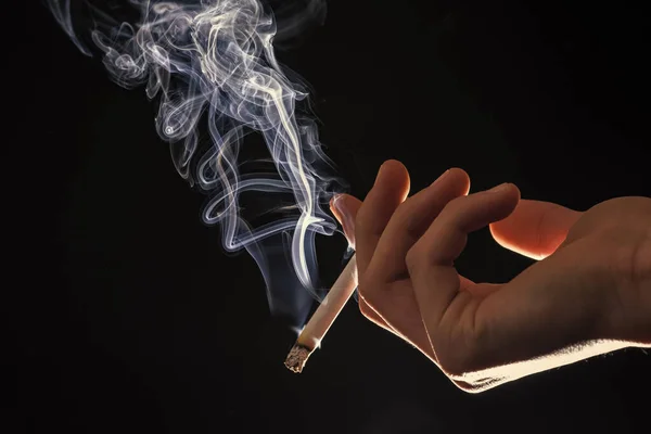Erkek Ele Tutuşup Sigara Içiyor Esmer Arka Plan Kötü Alışkanlık — Stok fotoğraf
