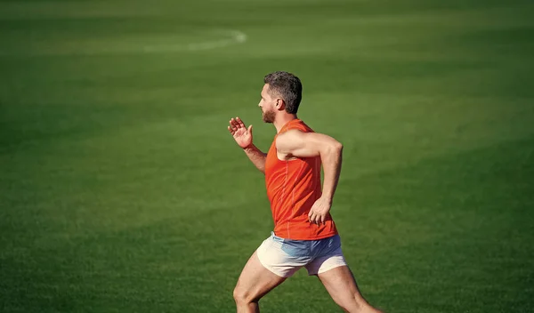 Energieke Atletische Gespierde Man Loper Lopen Buiten Groen Gras Sprinter — Stockfoto