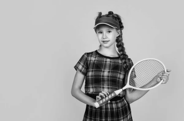 子供はバドミントンラケットを持っている 子供テニス選手 学校に戻って 幸せと健康的な子供時代 積極的なライフスタイル スポーツゲームをしています 活動中 明るいですティーン女の子でスポーツウェア — ストック写真