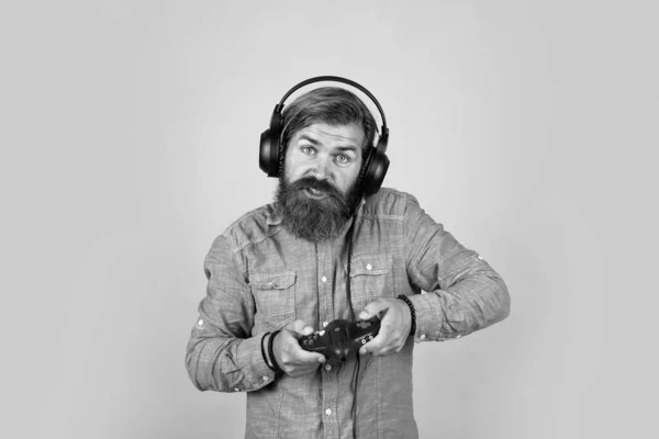 ゲーム機とヘッドセットのひげとスタイリッシュな髪で白人のヒップスター 現代の生活 — ストック写真