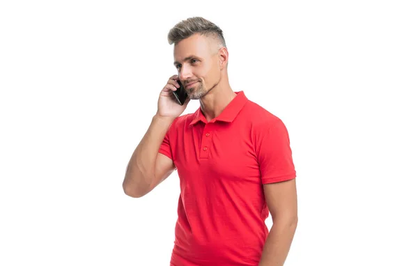 Volwassen Man Rood Tshirt Spreken Smartphone Geïsoleerd Witte Achtergrond — Stockfoto