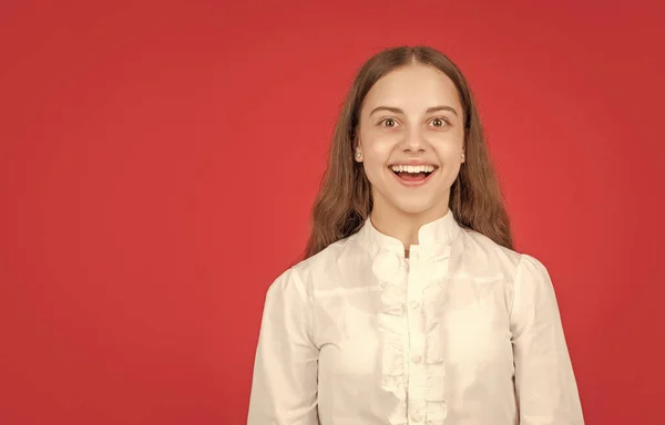 Criança Surpreso Camisa Branca Expressar Emoções Positivas Fundo Vermelho Espaço — Fotografia de Stock