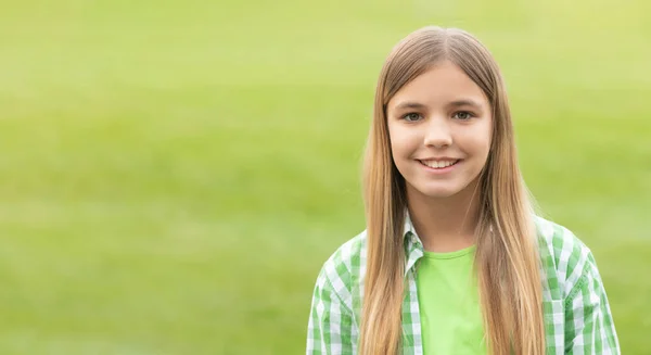 Portrait Happy Tween Girl Smiling Face Blurry Outdoors Copy Space — Stockfoto