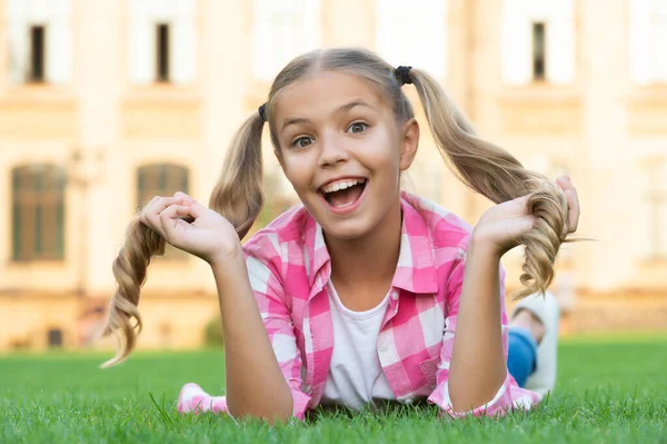Изумленный Портрет Девочки Подростка Расслабиться Зеленой Траве Открытом Воздухе — стоковое фото
