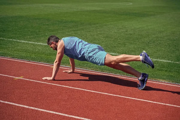 Athletischer Muskulöser Mann Beim Planken Freien Auf Dem Stadion Kern — Stockfoto