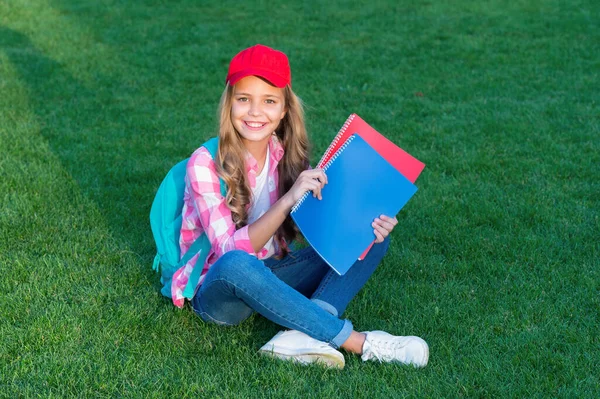 Glückliches Teenager Mädchen Das Nach Der Schule Auf Dem Gras — Stockfoto