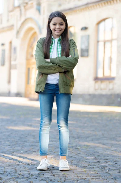 Happy Teenage Girl Model Kepping Arms Crossed Casual Trendy Style — Stockfoto