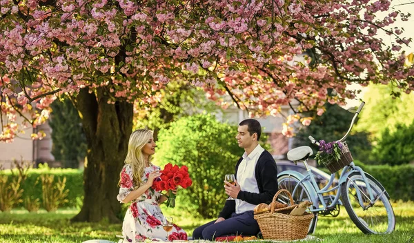 행복해 자전거 사랑하는 남자와 여자는 공원에 즐거운 하루를 보내고 있습니다 — 스톡 사진