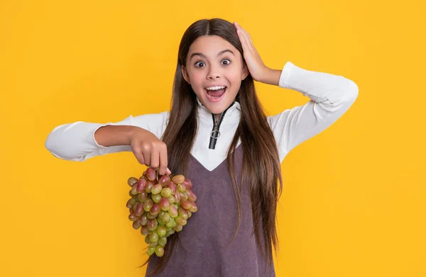 Sorprendido Niño Sorprendido Celebrar Fruta Uvas Frescas Sobre Fondo Amarillo — Foto de Stock