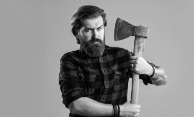 Sakallı ve bıyıklı yakışıklı sakallı adam baltayı tut, oduncu..