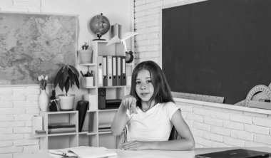 İlkokuldan kız. Sınıfta, Eğitimde..