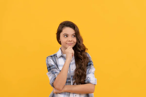 Reflexionando Niño Adolescente Camisa Cuadros Con Pelo Largo Rizado Sobre — Foto de Stock