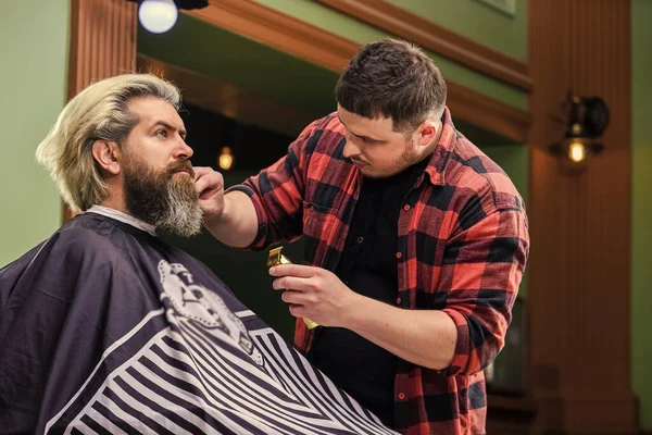 Prueba Cosas Diferentes Hipster Barbería Cliente Barbudo Visitando Peluquería Hora — Foto de Stock