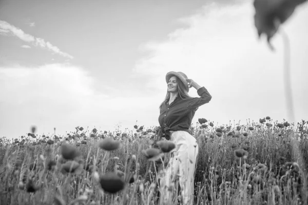 Ragazza Felice Che Riposa Sul Campo Papavero Tempo Rilassarsi — Foto Stock