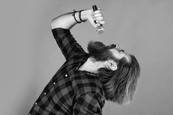 Brutale Kaukasische Hipster Mit Bart Hemd Singen Karaoke Performance — Stockfoto