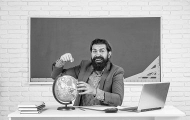 Elinde dünya olan bir öğretmenin portresi, okul eğitimi..