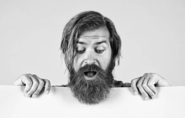 Tamamen sürpriz. Pazarlama tasarımın için. Terfi ve yaratıcılık için bir yer. Boşluk kağıdı kopyala. Olgun sakallı erkek. anonsunuzu pankarta koyun. Şaşırmış adam iş ilanı veriyor..