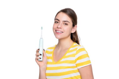 Elektrikli diş fırçası olan mutlu kız beyaz arka planda izole edilmiş..