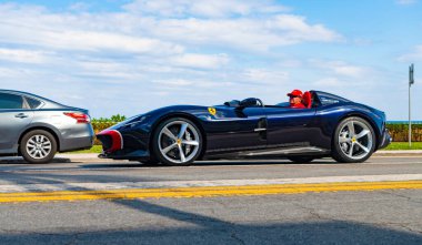 Palm Beach, Florida USA - 21 Mart 2021: ferrari monza sp1 otomobili Palm Beach 'te. yan görünüm.