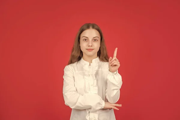 Sérieux Adolescent Fille Blanc Chemise Levé Doigt Inspiré Avec Grande — Photo