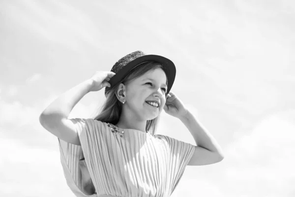 Elbise Yaz Şapkası Giyen Tatlı Çocuk Moda — Stok fotoğraf