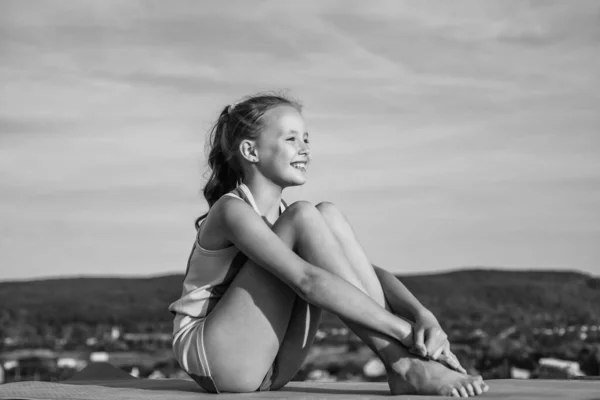 Nagyon Aranyos Lány Fitnesz Gyerek Sportruházatot Visel Akrobatika Tinédzser Lány — Stock Fotó