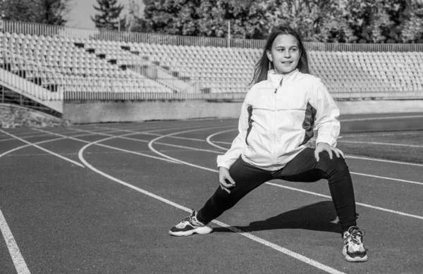 Criança Fazer Exercício Pista Corrida Infância Saudável Treino Livre Livre — Fotografia de Stock