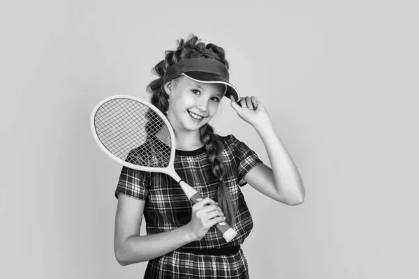 Sport Tini Gyerek Fitness Sapkában Gazdaság Tenisz Vagy Tollaslabda Ütő — Stock Fotó